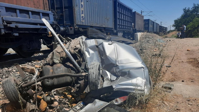 Malatya'da yük treni kamyonete çarptı